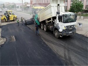Siirt Belediyesi kent genelinde 40 bin ton asfalt kullanarak yolları onarıyor  