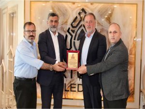 Artuklu Belediye Başkanı Tatlıdedeye teşekkür plaketi