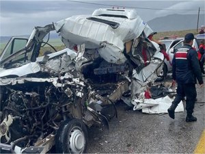 Yolcu minibüsü ile tır çarpıştı; 4 ölü, 3 yaralı