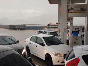 Dolu yağışından kaçan sürücüler petrol istasyonuna sığındı  