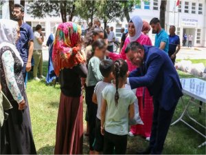 Diyarbakırda çocuklar bayram öncesi giydiriliyor  