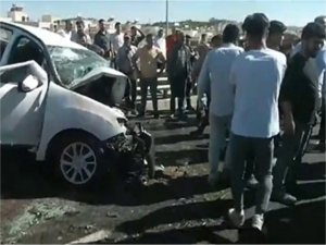 Şanlıurfada otomobille hafif ticari araç çarpıştı: 2 ölü, 3 yaralı 