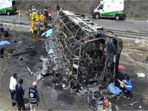 Meksikada uçuruma yuvarlanan yolcu otobüsü alev aldı: 25 ölü  