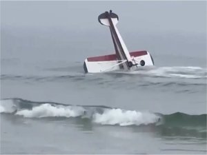 ABD’de afiş taşıyan uçak denize düştü  