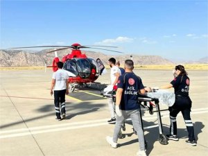 Boğazına kalem kapağı kaçan bebek, ambulans helikopterle Diyarbakıra nakledildi  