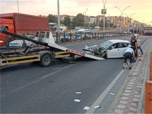 Diyarbakırda otomobil refüje çarptı: 3 yaralı 