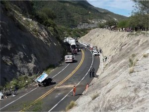 Meksikada otobüs tırla çarpıştı: 16 ölü 36 yaralı  