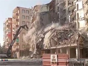 Diyarbakırda ağır hasarlı binanın kontrollü yıkımı esnasında çökme  