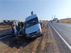 Diyarbakırda minibüs şarampole devrildi 