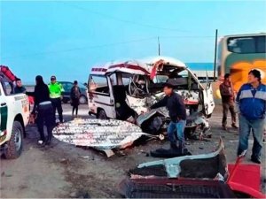 Peruda minibüs ile kamyon çarpıştı: 10 ölü  
