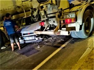 Otomobil iki kamyonun arasına sıkıştı: 1 yaralı