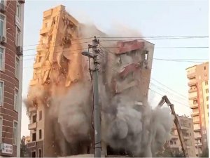 Kontrollü yıkılan binanın çevresi tozla kaplandı  