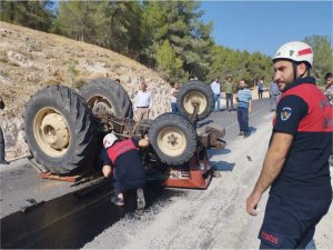 Devrilen traktörün altında kalan sürücü öldü  
