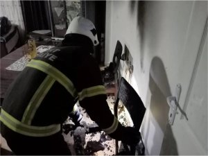  Elektrik kontağı yangına neden oldu: 4 kişi dumandan etkilendi  