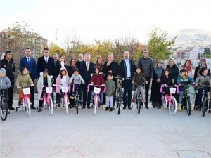 Depremzede çocuklara bisiklet hediye edildi  