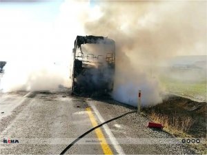 Diyarbakırda yolcu otobüsü seyir halindeyken alev aldı 