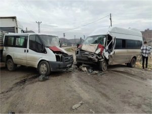 Şırnakta iki minibüs çarpıştı: 18 yaralı 