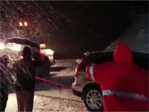Yoğun kar yağışı nedeniyle mahsur kalan 3 kişi kurtarıldı  