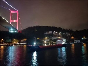 İstanbul Boğazında gemi trafiği askıya alındı 