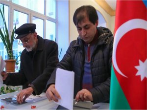 Azerbaycanda halk cumhurbaşkanı seçimi için sandık başında  
