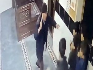 Camideki çocukları bıçakla korkutan adam serbest bırakıldı  