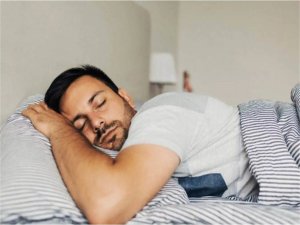 Yanlış uyku pozisyonu ağrılara yol açabiliyor  