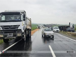 Diyarbakır Silvan yolunda yüklü tır devrildi: 2 yaralı 