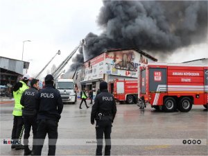 Ankarada çıkan depo yangını saatlerce kontrol altına alınamadı  