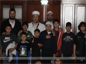 Adanada cami imamından örnek davranış: Camiye gelen çocuklara iftar programı  