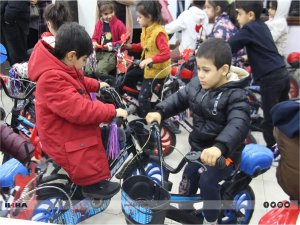 Yetimler Vakfı Dünya Yetimler Günü münasebetiyle yetim çocuklara bisiklet dağıttı  