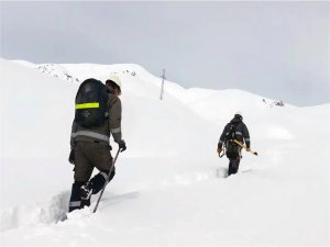 Karanlıkta kalan 12 köy için 2 metre karda zorlu mesai    