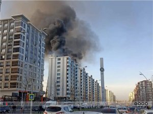Diyarbakırda bir binanın çatı katında yangın: 2 itfaiye eri yaralandı  