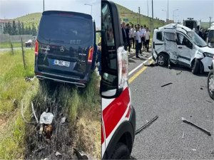Mardinde hafif ticari araç ile minibüs çarpıştı: 11 yaralı