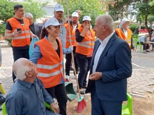 Kızıltepede Belediye Eşbaşkanı ve Meclis üyeleri sokakları temizledi