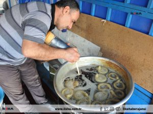 25 yıllık tatlı ustası araba kasasında yaptığı tatlılarla geçimini sağlıyor