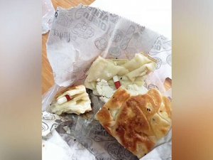 Gözaltındaki akrabasına börek içinde uyuşturucu getirdi