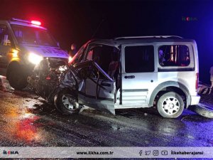 Bitlis’te 2 araç kafa kafaya çarpıştı: Bir ölü, 3’ü çocuk 7 yaralı