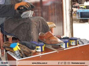 Çocukluğundan beri yaptığı boyacılıkla rızkını kazanıyor