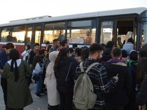 Öğrenciler toplu taşıma araçları ile birlikte seferlerin sayısının da artırılmasını istiyor