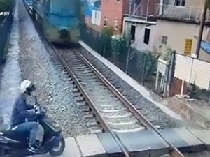 Hemzemin geçitten geçmek isteyen scooter sürücüsüne yolcu treni çarptı