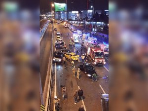 İstanbulda 12 aracın karıştığı zincirleme kaza: 8 yaralı