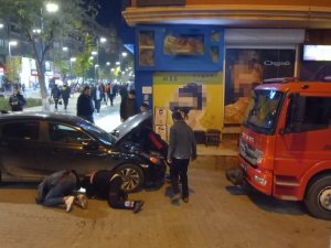 Aracın motor kısmına giren kedi kurtarıldı  