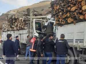 Malatya’da odun yüklü kamyonun freni patladı faciaya ramak kaldı