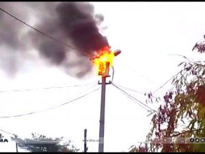 Siirt’te elektrik direği alev aldı