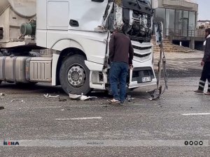 Mardinde bir tır çöp toplama aracına çarptı