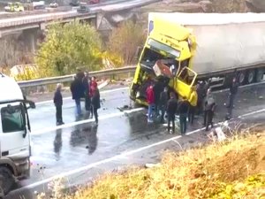 Siirtte 2 tır kafa kafaya çarpıştı: 2 yaralı