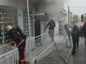 Çakmakla oynayan çocuk evi ateşe verdi