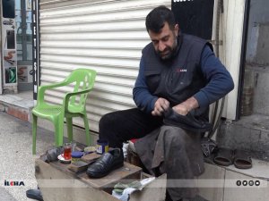 Ayakkabı boyacıları soğuk havada ekmek mücadelesi veriyor!