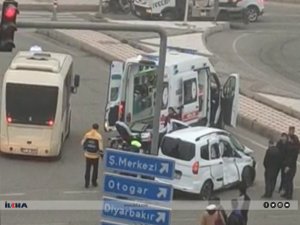 Batmanda yolcu minibüsü ile kamyonet çapıştı: 2 yaralı