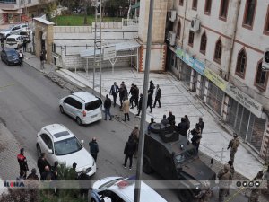 Batmanda bir esnaf, sayaç okumaya gelen personeli rehin aldı
